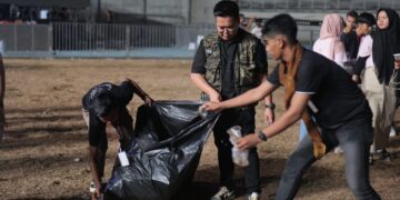 Keren! Usai Nonton Kukarland Festival 2023, Wabup Rendi Solihin Terjun Langsung Punguti Sampah