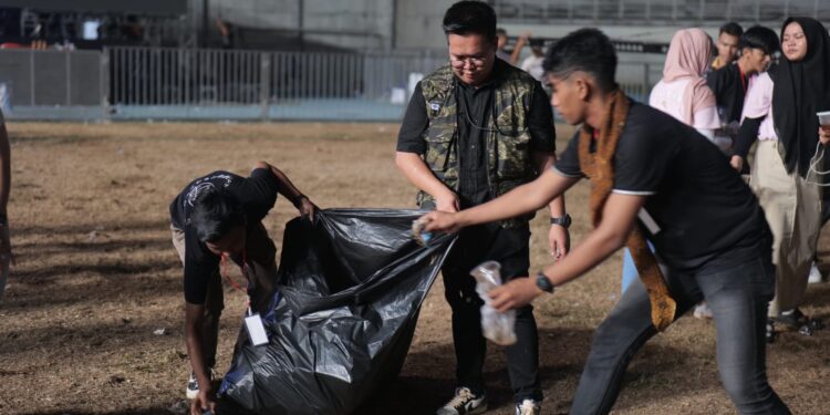Keren! Usai Nonton Kukarland Festival 2023, Wabup Rendi Solihin Terjun Langsung Punguti Sampah