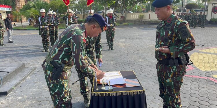 Dansat Brimob Pimpin Upacara Pengukuhan Danyon A dan Danyon B Satbrimobda Polda Kaltim