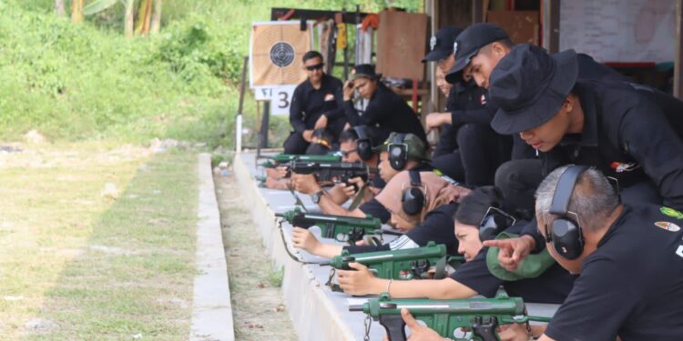 Tingkatkan Kualitas, Polhut Latihan Menembak Bersama Brimob
