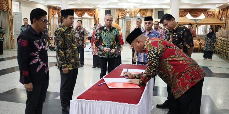 Bupati Edi Damansyah Lantik 16 Pejabat dan Camat 