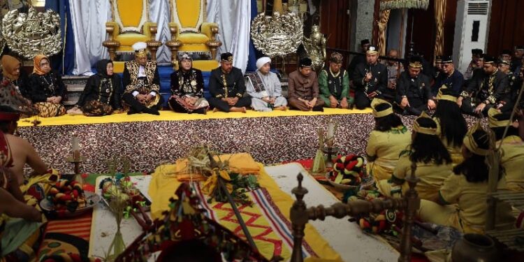 Puncak Erau, Bupati Edi Damansyah Hadiri Prosesi Merebahkan Tiang Ayu