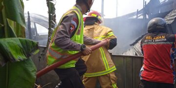 Quick Respons, Brimob Kaltim Bantu Masyarakat Padamkan Kebakaran di Sepinggan