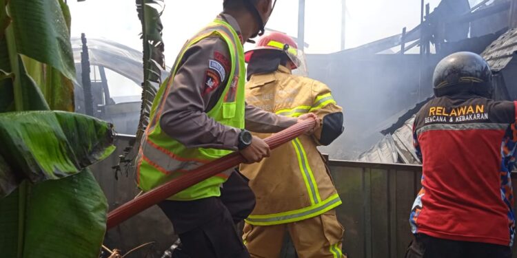 Quick Respons, Brimob Kaltim Bantu Masyarakat Padamkan Kebakaran di Sepinggan