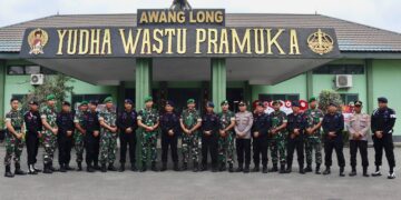 Beri Kejutan Ulang Tahun, Brimob Datangi Markas Yonif 611/Awl