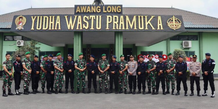 Beri Kejutan Ulang Tahun, Brimob Datangi Markas Yonif 611/Awl