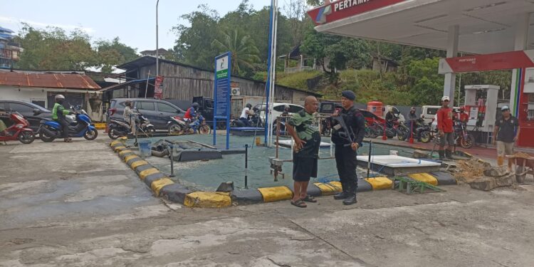 BBM Langka, Detasemen Gegana Lakukan Patroli SPBU di Balikpapan