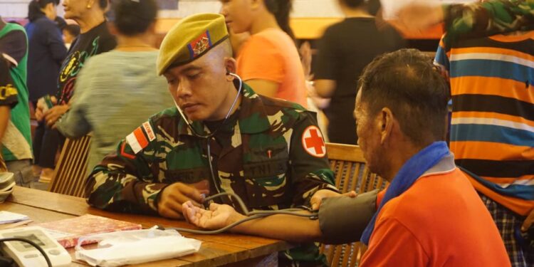 Satgas Pamtas Batalyon Arhanud 8/MBC Peduli kesehatan Masyarakat di Perbatasan