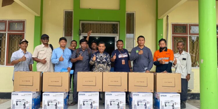 Basti Bagikan Komputer hingga Tenda untuk RT di Sangatta Utara