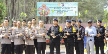 Dansat Brimob Pimpin Tanam 1000 Bibit Mangrove di Pantai Lamaru
