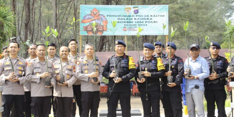 Dansat Brimob Pimpin Tanam 1000 Bibit Mangrove di Pantai Lamaru