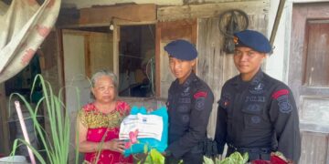 Program Jumat Berkah, Batalyon A Pelopor Brimob Kaltim Bagi Sembako Kepada Warga Kurang Mampu