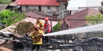 Kebakaran Rumah di Gunung Rambutan Balikpapan, Brimob Batalyon A Pelopor Bantu Padamkan Api