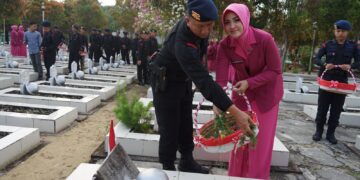 Menyambut HUT Ke-78, Satbrimob Polda Tabur Bunga di TMP Dharma Agung Balikpapan