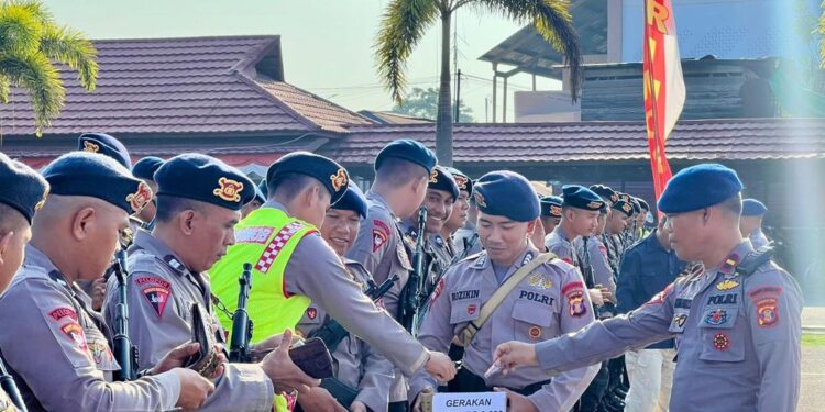 Brimob Kaltim Sisihkan Rezeki Guna Bantu Sesama