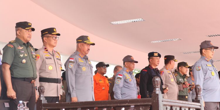 Dansat Brimob Hadiri Apel Gelar Pasukan Penyerahan BKO Satlinmas ke Polda Kaltim