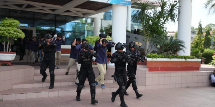 Detasemen Gegana Satuan Brimob Polda Kaltim Sukses Gelar Simulasi Anti-Teror dan Penyanderaan di Objek Vital PLN Balikpapan