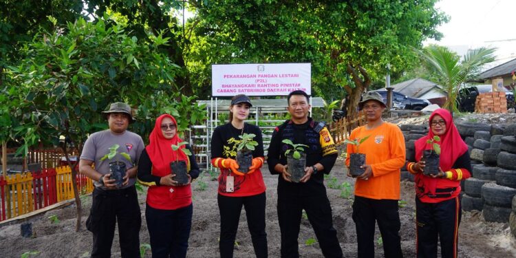 Strategi Unggul: Dansat Brimob dan Bhayangkari Tanam Bibit Sayuran untuk Kemandirian Pangan