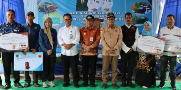 Pj Gubernur Kaltim Serahkan Alsintan kepada 19 Kelompok Tani di Kecamatan Babulu