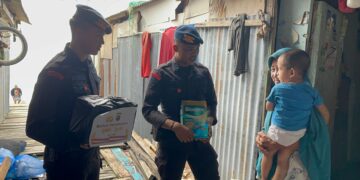 Batalyon A Pelopor Brimob Kaltim Berikan Susu Formula Gratis untuk Cegah Stunting