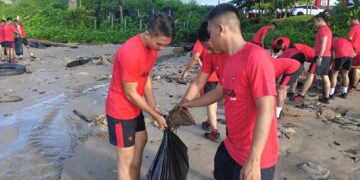 Polri Peduli Lingkungan, Batalyon A Brimob Kaltim Bersihkan Sampah di Sepanjang Pantai Stalkuda