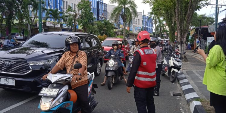 Kecelakaan tunggal Angkot di Gunung Bakaran, Brimob Batalyon A Lakukan Evakuasi