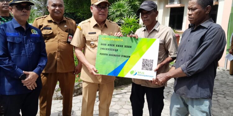 Pj Bupati PPU Mendorong Perlindungan Sosial: Pemasangan Stiker BPJS Ketenagakerjaan untuk Pekerja Rentan