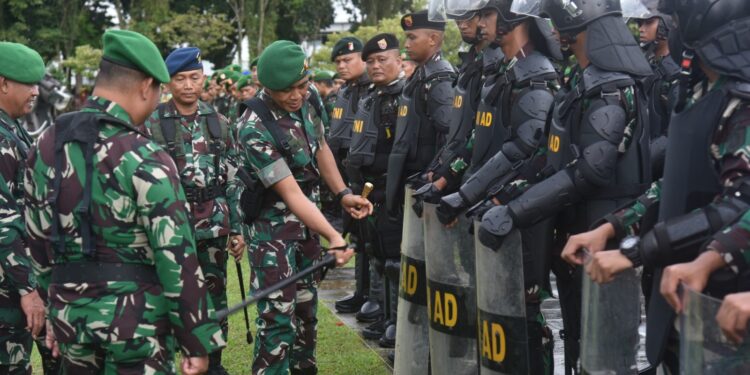 Pangdam VI/Mlw Memimpin Apel Gelar Pasukan Kesiapan Pengamanan Pemilu 2024 di Kodam VI/Mlw