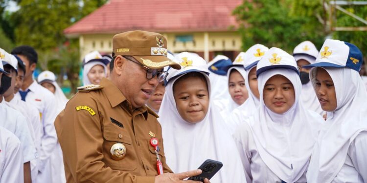 Makmur Marbun Mendorong Kedisiplinan dan Peningkatan Fasilitas Sekolah di SMPN 11 Desa Labangka Barat