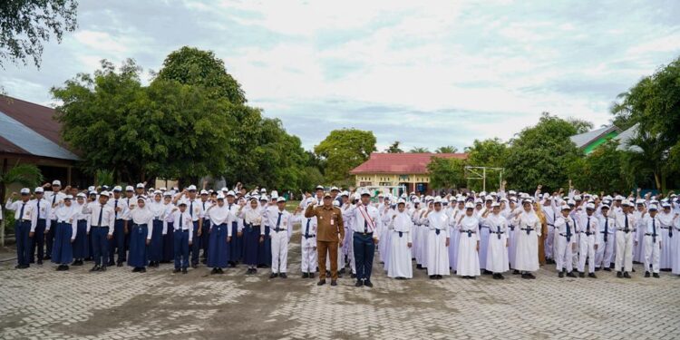 Makmur Marbun Mendorong Peningkatan Pendidikan dan Kedisiplinan di SMP 11 Desa Labangka Barat