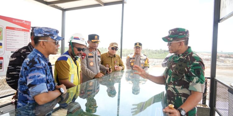 Pangdam VI/Mlw dan Kapolda Kaltim Tinjau Pos Pengamanan Idul Fitri 2024 di Balikpapan