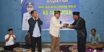 Makmur Marbun Sajikan Potongan Tumpeng dalam Tasyakuran Hari Ulang Tahun Desa Gunung Mulia