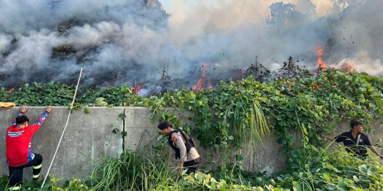 Respons Cepat Personil Patroli 110 Beat 09 Regu 3 Selamatkan Kawasan Tol dari Kebakaran Lahan di Jalan Tol Palaran