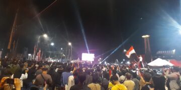 Momen Ribuan Warga Kukar Nobar Timnas Pakai Videotron Simpang Rumjab Bupati