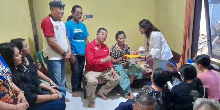 Prajaniti Balikpapan dan Puskor Hindunesia Kaltim Kunjungi Sesepuh yang Sedang Sakit