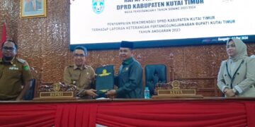 DPRD Kutim Serahkan Rekomendasi LKPJ Bupati 2023 dalam Rapat Paripurna