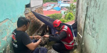 Brimob Batalyon A Evakuasi Warga dari Longsor di Karang Bugis 