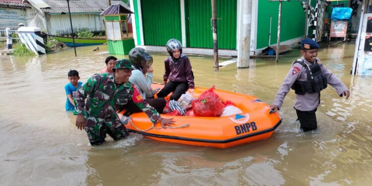 Kubar Diterjang Banjir, Brimob Kaltim Bergerak Cepat Evakuasi Warga