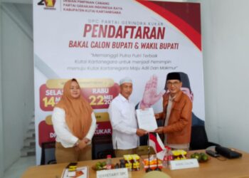 Siap Bertarung di Pilkada Kukar 2024, M Alif Turiadi Kembalikan Berkas Pencalonan sebagai Calon Bupati