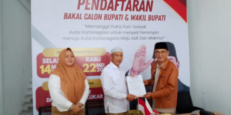Siap Bertarung di Pilkada Kukar 2024, M Alif Turiadi Kembalikan Berkas Pencalonan sebagai Calon Bupati