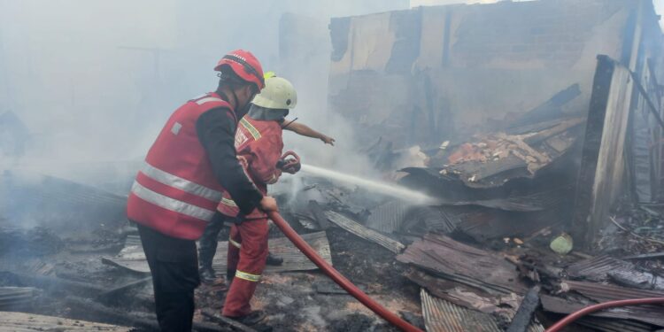 Kebakaran Hebat di Samarinda: Tim SAR Brimob Kaltim Beraksi Cepat