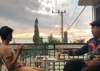 Senja Menawan di Royal Kafe Tenggarong, Kopi Cream Jadi Teman Setia
