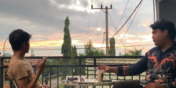 Senja Menawan di Royal Kafe Tenggarong, Kopi Cream Jadi Teman Setia