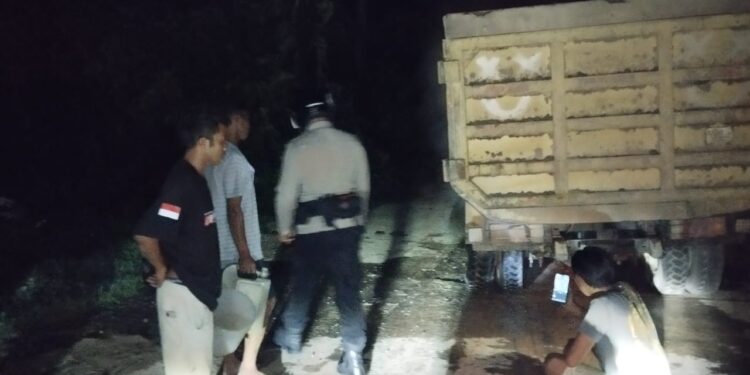 Respon Cepat Brimob Batalyon C Pelopor Padamkan Truk Terbakar di Balikpapan