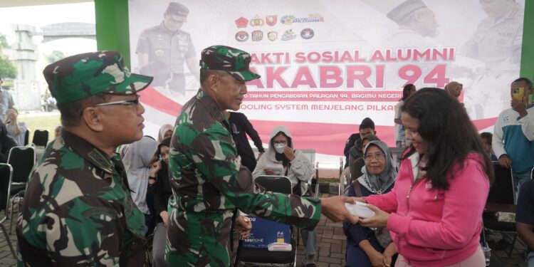 30 Tahun Darmabakti Akabri 94: Pangdam VI/Mlw Bagikan Kacamata Gratis