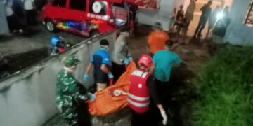 Pria Ditemukan Tewas di Rumahnya, Tim Brimob Kaltim Bantu Evakuasi