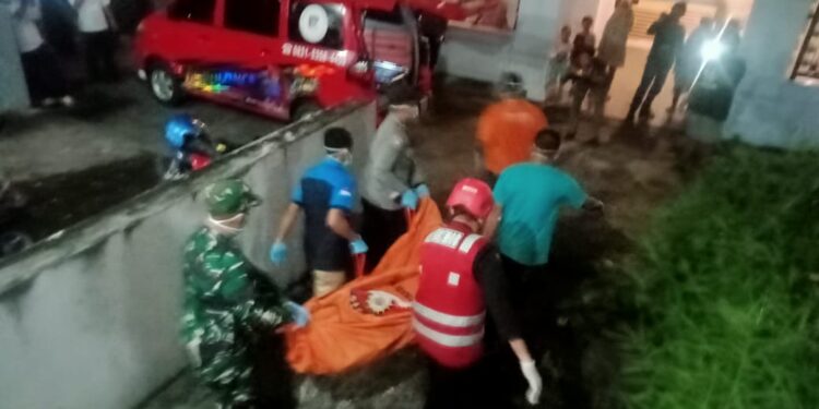 Pria Ditemukan Tewas di Rumahnya, Tim Brimob Kaltim Bantu Evakuasi