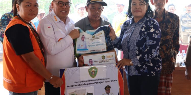 Pj Bupati PPU Tinjau Langsung Dampak Banjir di Sepaku sekaligus Salurkan Bantuan untuk Warga