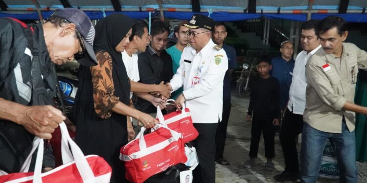 Pj Bupati PPU Respon Cepat, Salurkan Bantuan untuk Korban Kebakaran Pasar Petung