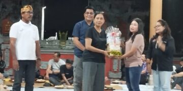 Puskor Hindunesia Kaltim Ulurkan Bantuan untuk Aditya dan Made Suyasa